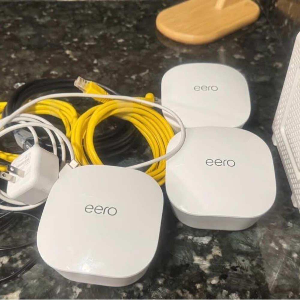 eero White Wireless Router Set/ Arris Surfboard SB8200